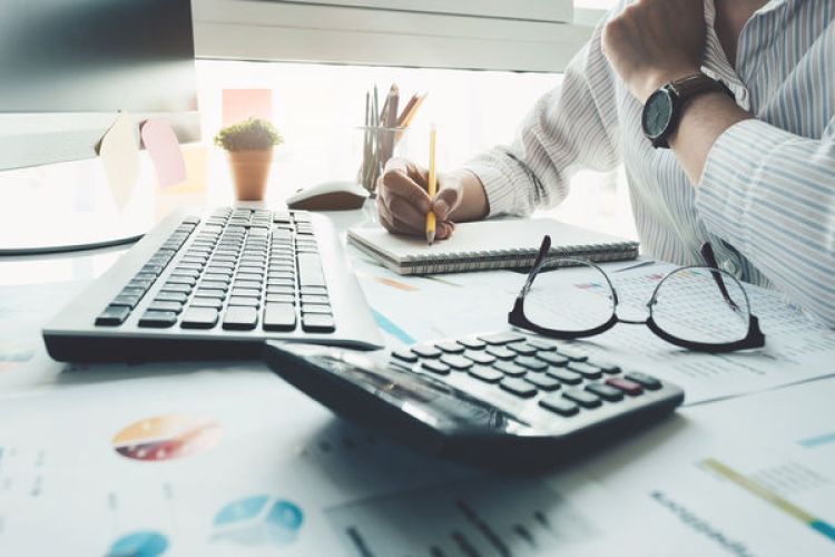 Błędna informacja o obowiązku podatkowym w ofercie – co robić?