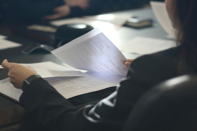 Faktura wystawiona gminie, urzędowi czy szpitalowi uchodzi za jedną z pewniejszych należności na rynku, a mimo to wykonawca nie zawsze może ją sprzedać faktorowi.