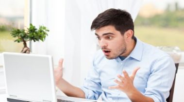 zdenerwowany mężczyzna przed komputerem