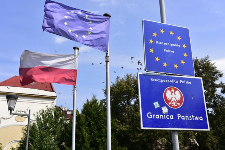 Członek zarządu mieszka za granicą. Czy wystarczy polski KRK?