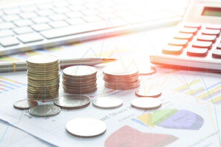 Czy cena oferty może być rażąco niska, gdy wykonawca osobiście świadczy usługę przedmiocie zamówienia