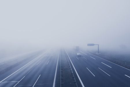 Bezpieczna jazda w trudnych warunkach: deszcz, mgła i śnieg