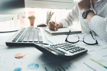 Błędna informacja o obowiązku podatkowym w ofercie – co robić?