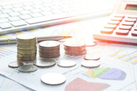 Czy cena oferty może być rażąco niska, gdy wykonawca osobiście świadczy usługę przedmiocie zamówienia