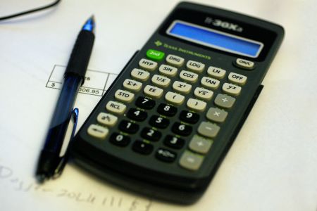 Czy mikrofaktoring opłaca się przy 2–3 fakturach miesięcznie? Kalkulacja dla mikrofirm i JDG